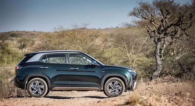 Hyundai mid-size SUV Right Side View