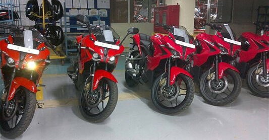 Pulsar rs deals 200 red colour