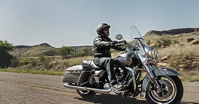 Harley-Davidson Road King First Look Review - BikeWale