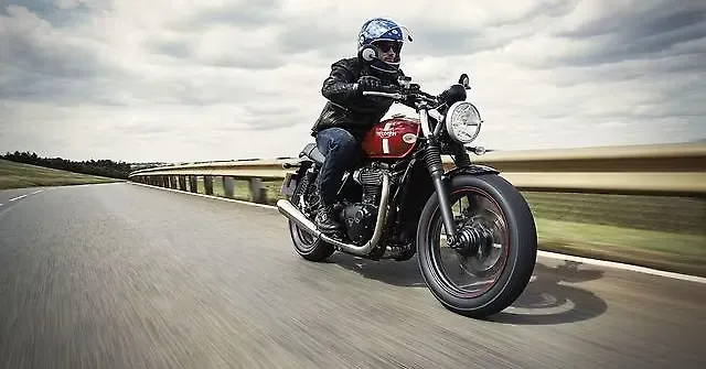 New Triumph Street Twin First Look Review - BikeWale