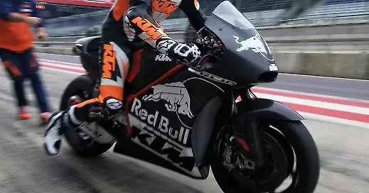 KTM RC16 MotoGP prototype caught on camera - BikeWale
