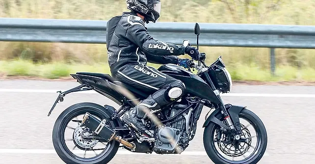 2017 KTM Duke 390 spotted testing 
