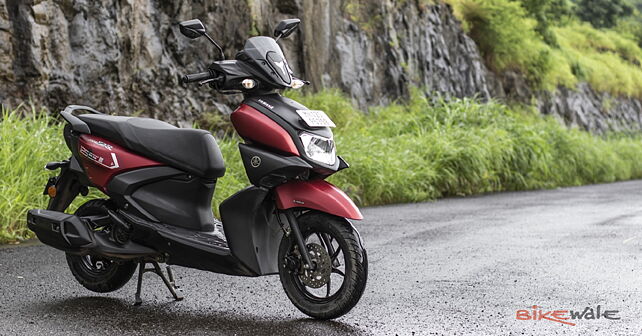 Yamaha's 50cc scooter gets new colours - BikeWale