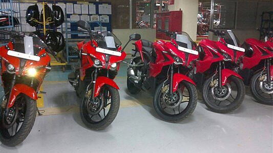Bajaj Pulsar RS200 spied in a red livery