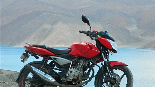 Bajaj motorcycles sales drop by 22 per cent in March 2015
