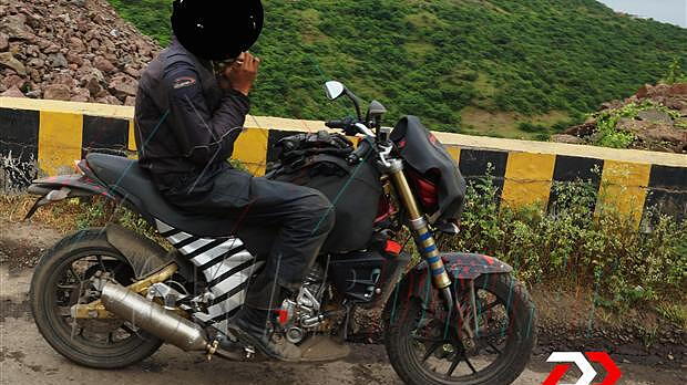 Mahindra Mojo 300 spied on Mumbai-Pune old highway