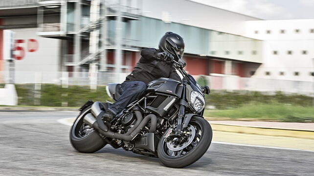 2016 Ducati Diavel Carbon picture gallery