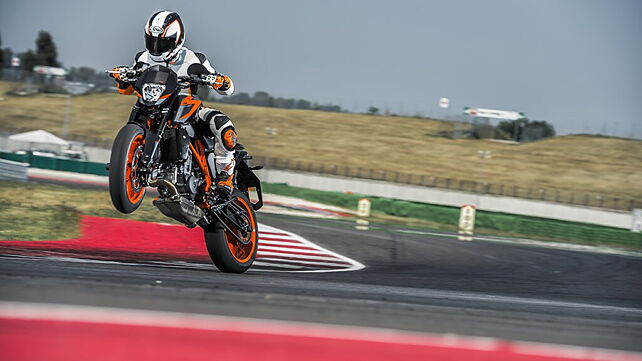 EICMA 2015: KTM unveils 2016 690 Duke and Duke R