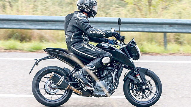 2017 KTM Duke 390 spotted testing