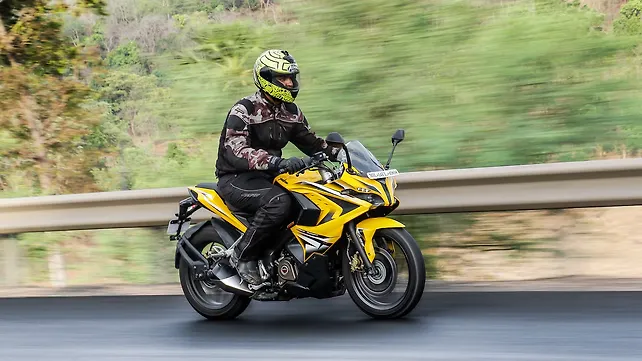TVS Apache RTR 200 4V vs Bajaj Pulsar RS200 TVS Apache RTR 200 4V vs Bajaj Pulsar RS200