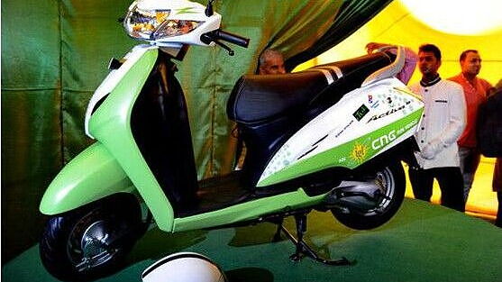 Government launches CNG kits for two-wheelers