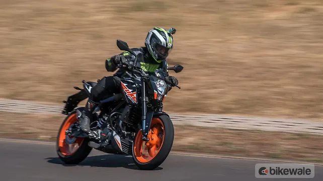 KTM 200 Duke Action