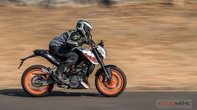 KTM 200 Duke Action