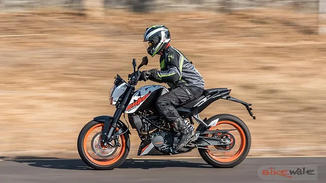 KTM 200 Duke Action