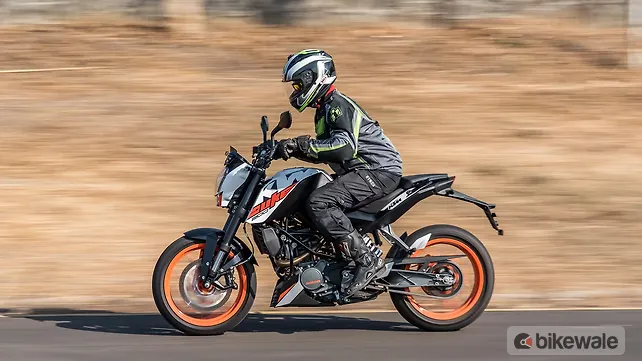 KTM 200 Duke Action