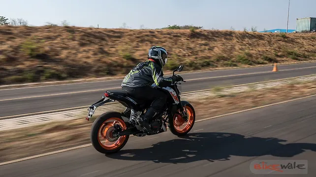 KTM 200 Duke Action