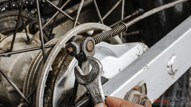 How to adjust the drum brakes on your two-wheeler | Maintenance Tips ...