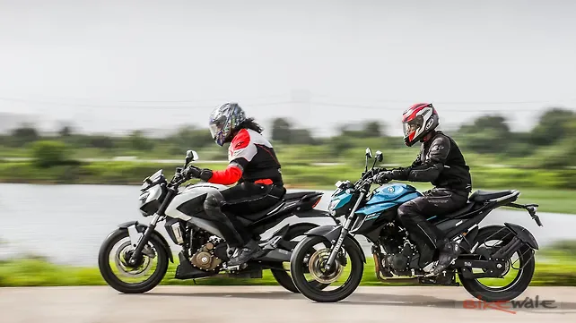 Yamaha FZ25 vs Bajaj Dominar 400 Action