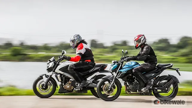 Yamaha FZ25 vs Bajaj Dominar 400 Action Yamaha FZ25 vs Bajaj Dominar 400 Action
