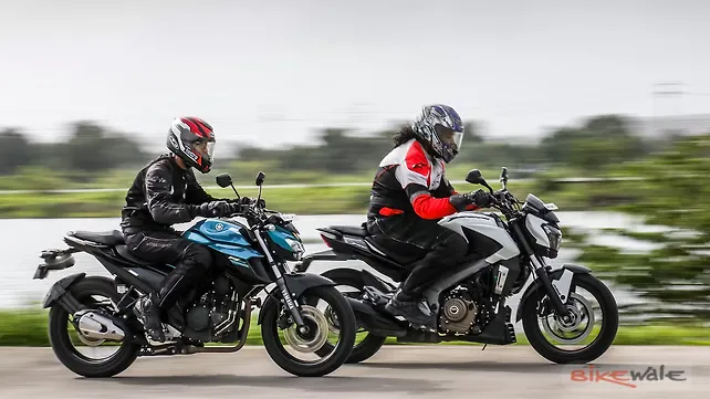 Yamaha FZ25 vs Bajaj Dominar 400 Action