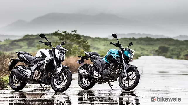 Yamaha FZ25 vs Bajaj Dominar 400 Front Three-Quarter