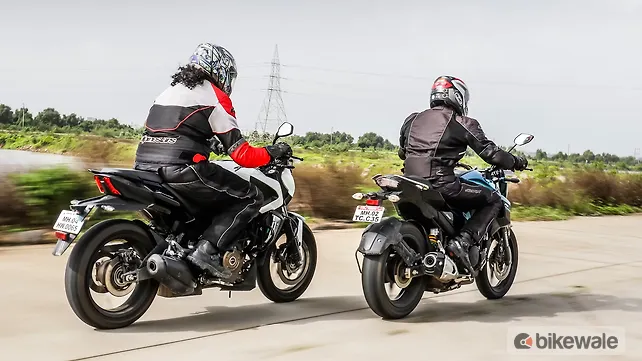 Yamaha FZ25 vs Bajaj Dominar 400 Rear Three-Quarter
