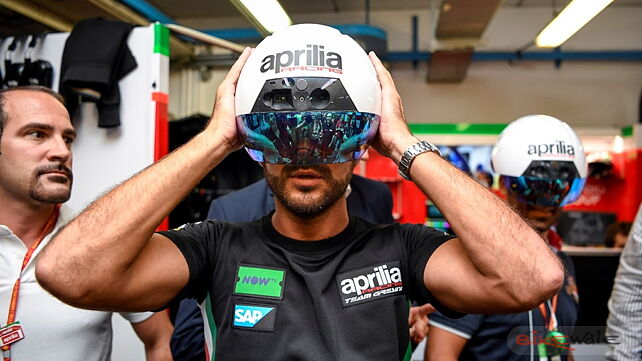 MotoGP: Aprilia brings virtual reality helmets to the pit crew