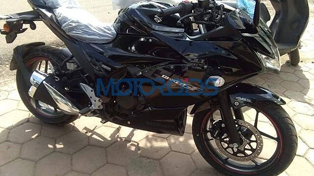 Soon-to-be-launched 2019 Suzuki Gixxer SF spotted at dealership