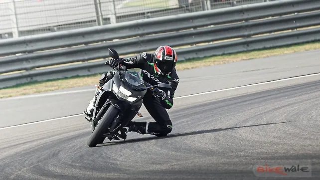 Suzuki Gixxer SF 250 Action Suzuki Gixxer SF 250 Action