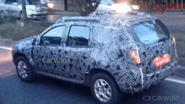 Renault Duster facelift spied testing in Chennai Renault Duster facelift spied testing in Chennai