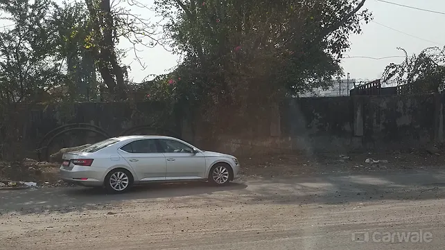 2016 Skoda Superb spotted sans camouflage 2016 Skoda Superb spotted sans camouflage
