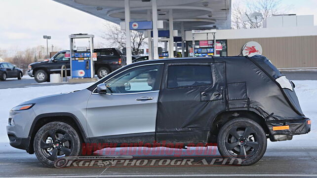 Extended wheelbase Jeep Cherokee caught on camera