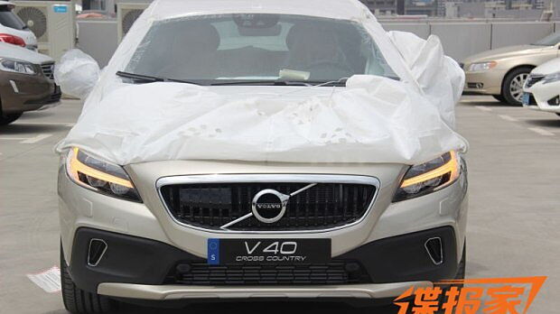 Volvo V40 Cross Country facelift revealed through new images