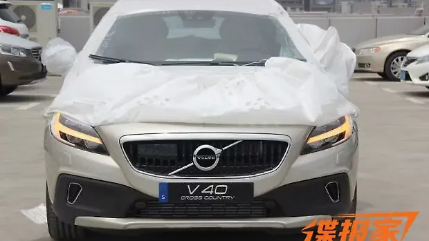 Volvo V40 Cross Country facelift revealed through new images Volvo V40 Cross Country facelift revealed through new images