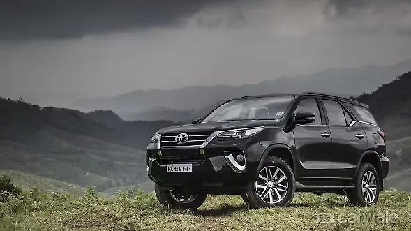 2016 Toyota Fortuner AT Vs Toyota Innova Crysta AT: Diesel autos compared 2016 Toyota Fortuner AT Vs Toyota Innova Crysta AT: Diesel autos compared
