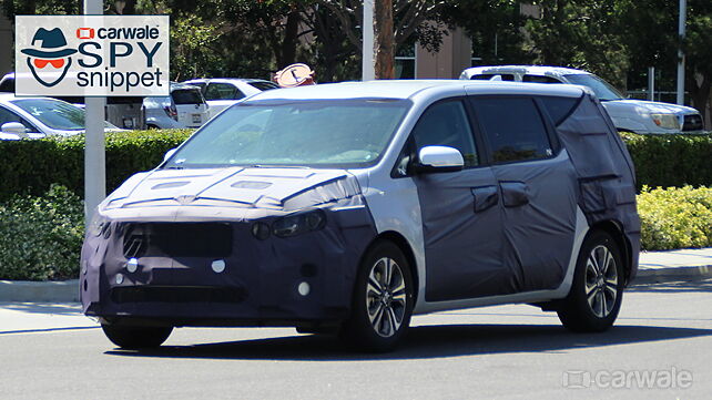 Kia Sedona facelift spotted testing