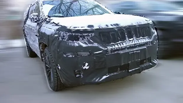 Jeep Grand Commander Interior revealed in images Jeep Grand Commander Interior revealed in images