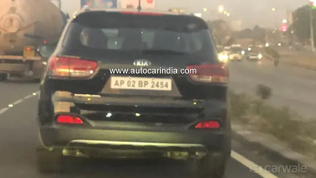Kia Sorento spotted testing in India Kia Sorento spotted testing in India