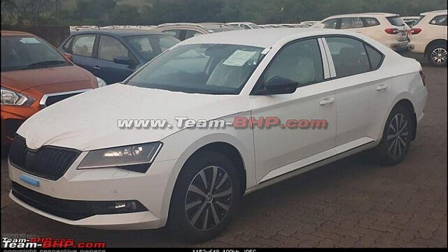 Skoda Superb Sportline spotted ahead of official debut