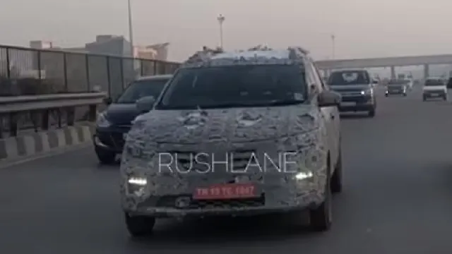 रेनॉल्ट RBC एलईडी डे-टाइम-रनिंग लाइट्स के साथ गुप्त रूप से देखी गई रेनॉल्ट RBC एलईडी डे-टाइम-रनिंग लाइट्स के साथ गुप्त रूप से देखी गई