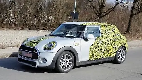 Five-door Mini spotted, it might be unveiled at the Geneva Motor Show Five-door Mini spotted, it might be unveiled at the Geneva Motor Show