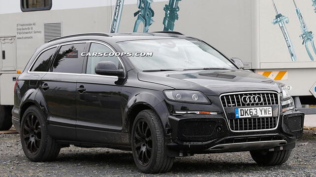 Bentley SUV test mule spotted in an Audi Q7 body