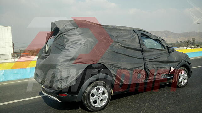 Renault Lodgy Stepway spotted on the Mumbai-Pune Expressway