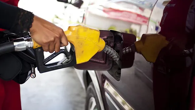Petrol prices slashed by 75 paise Petrol prices slashed by 75 paise