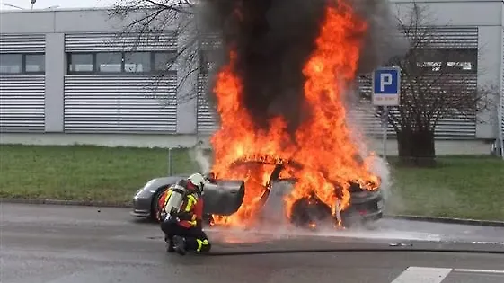 Porsche stops deliveries of 911 GT3 to sort fire fiasco Porsche stops deliveries of 911 GT3 to sort fire fiasco