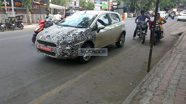 Fiat Punto facelift spied with new alloys