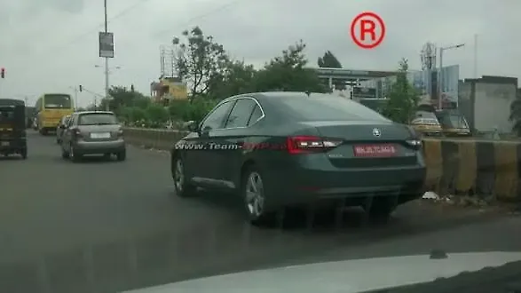 2016 Skoda Superb spotted on test in Aurangabad 2016 Skoda Superb spotted on test in Aurangabad