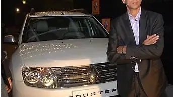 Renault gifts a Duster to Rahul Dravid Renault gifts a Duster to Rahul Dravid