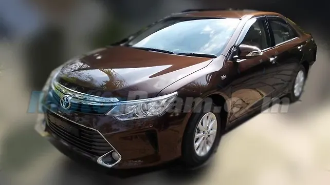 Toyota Camry facelift spied in India Toyota Camry facelift spied in India