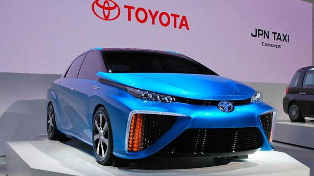 Toyota reveals exterior, Japan price of fuel cell sedan